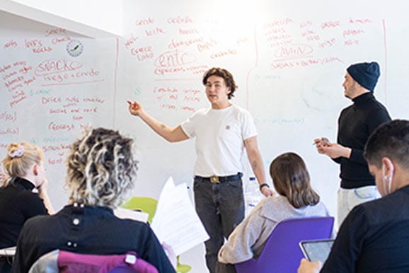 Alumnos del curso de chef ejecutivo haciendo una presentación CIB
