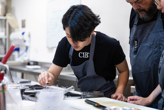 Alumna emplatando en el curso de cocina saludable profesional CIB