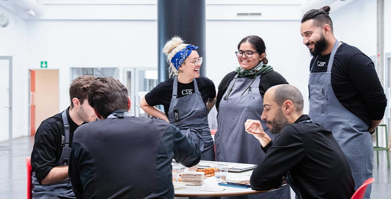 Alumnos de los programas combinados del CIB en clase